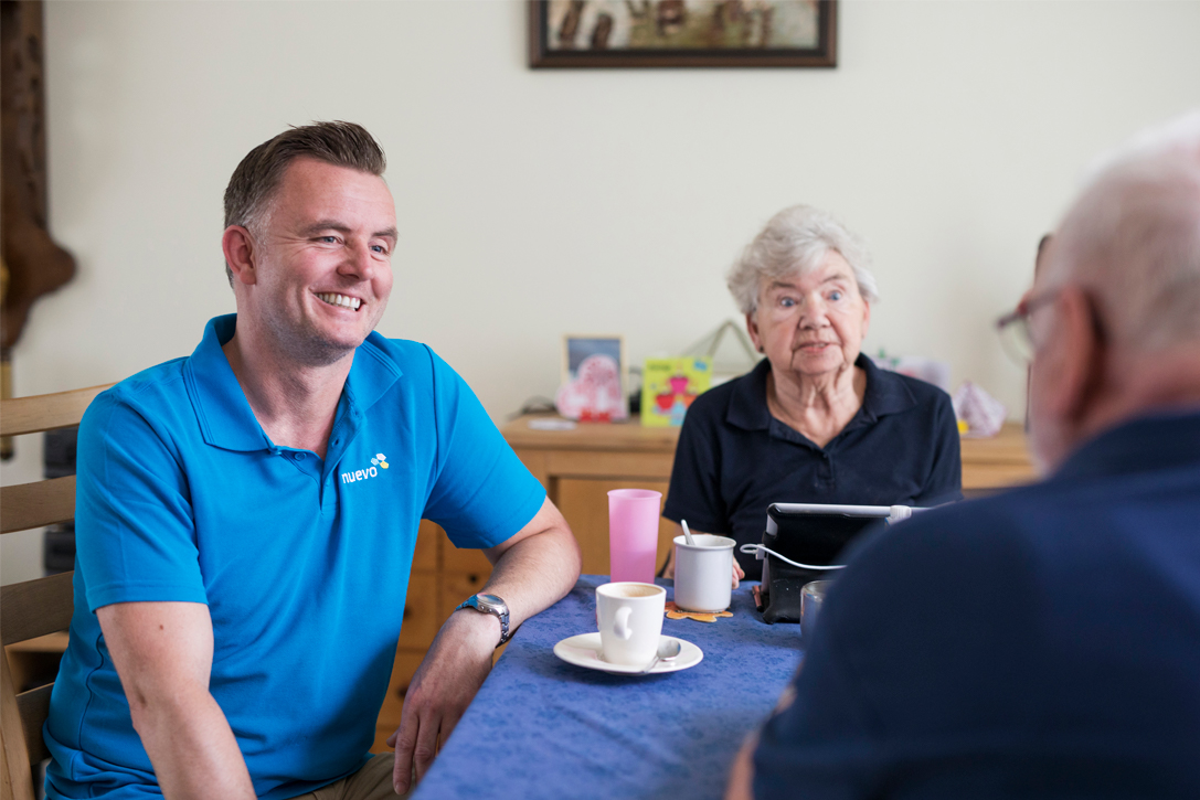 Een man die op zijn mobiele telefoon kijkt.