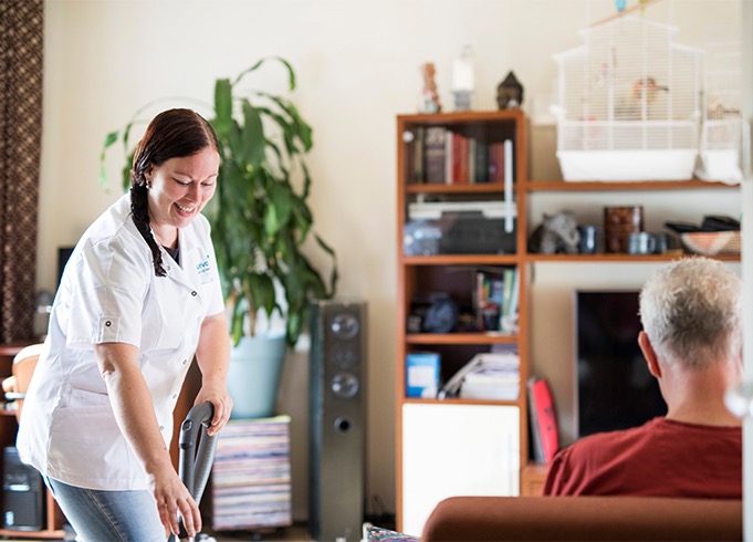 Een man die op zijn mobiele telefoon kijkt.